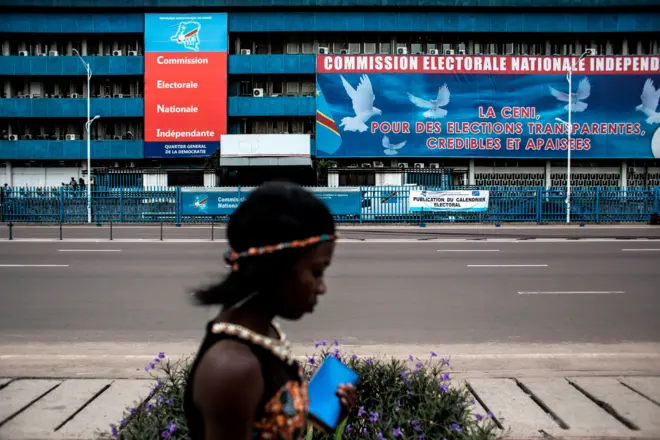 Une femme passe devant la Commission Electorale Nationale Indépendante (CENI)