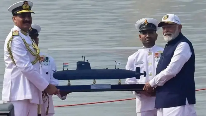 ప్రధాని నరేంద్ర మోదీ ముంబయిలోని మజగావ్ డాక్‌యార్డ్ నుంచి మూడు యుద్ధ నౌకలను కమీషన్ చేశారు.