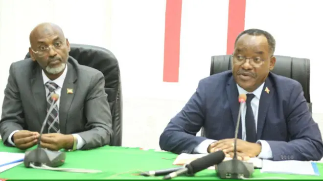 Umushikiranganji w'Uburundi ajejwe ikigega c'igihugu Audace Niyonzima (i buryo) na mugenziwe w'ubutare, agataka n'amasaoko ntanganguvu bishura Ibrahim Uwizeye ibibazo vy'inama nshingamateka, Bujumbura ku wa 25 Nyakanga 2024