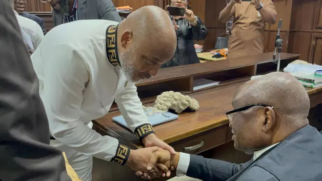 Nnamdi Kanu and im lead counsel Kanu Agabi shake hands for court small time bifor Agabi announce say dem don witdraw from di mata - October 23, 2025