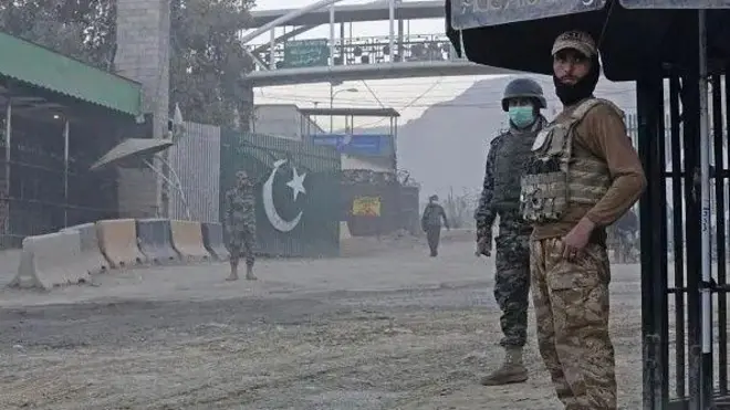 تورخم دروازه کې سرتېري ولاړ دي