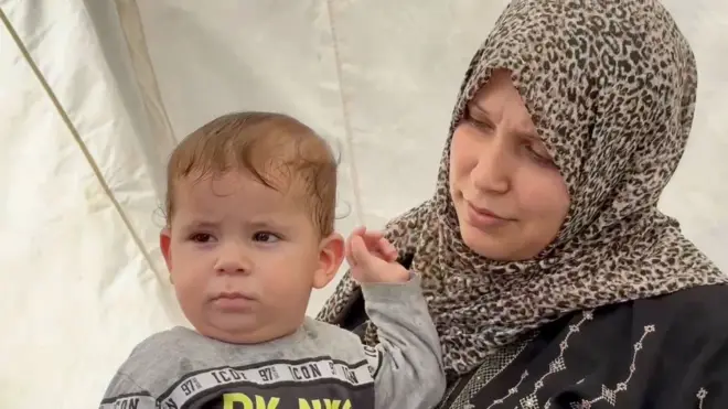 أم فلسطينية نزحت خلال حرب إسرائيل على غزة