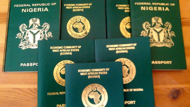 Aworan iwe irinna Naijiia meje lori tabili