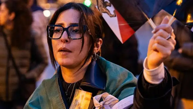 ईरान में चल रहे प्रदर्शनों के प्रति एकजुटता दिखाने के लिए लोग 13 जनवरी, 2026 को स्पेन के बार्सिलोना शहर में जमा हुए