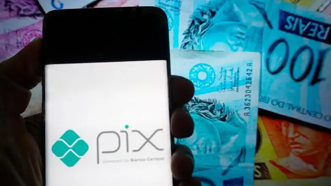 Celular com logo do Pix e notascasas de apostas que aceitam paysafecardReal embaixo