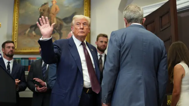 donald trump kameralara el sallarken