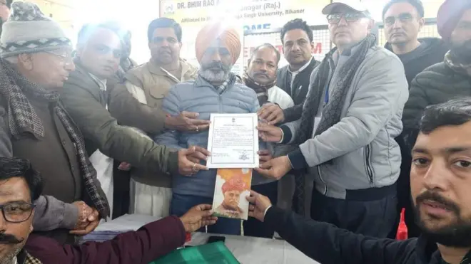 जीत का प्रमाण पत्र लेते रूपिंदर सिंह