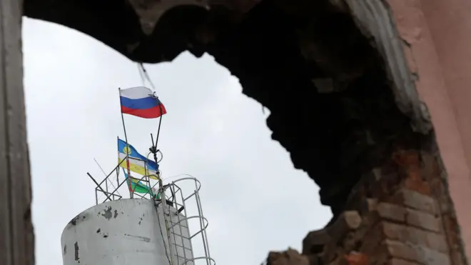 Российский флаг сквозь пробоину в стене