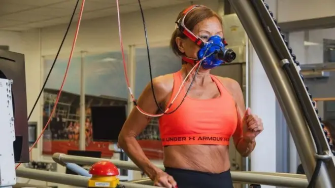 Jeannie Rice corre em esteira com equipamentos em laboratório da Universidade de Loughborough