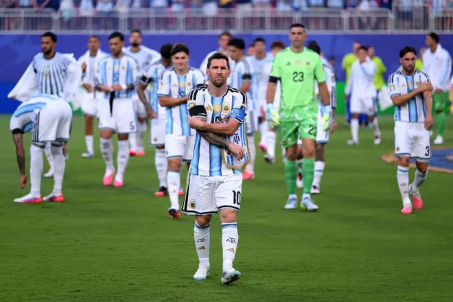 Lionel Messi camina hacia la cámara con todo el equipo argentino atrás.