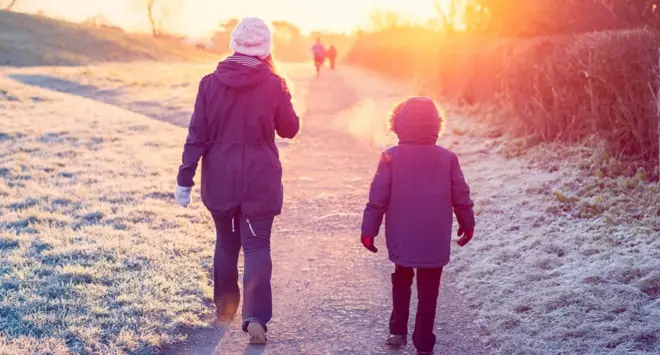 السير في الهواء الطلق خلال فصل الشتاء يسهم في تحسين صحة القلب، والحصول على جهاز مناعة أقوى 