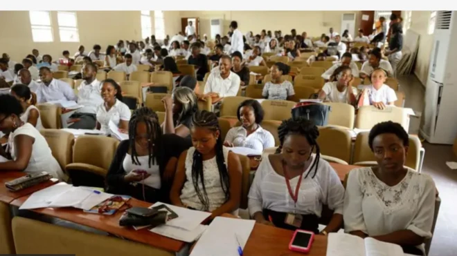 Aworan awọn akẹkọọ ni yara ikawe