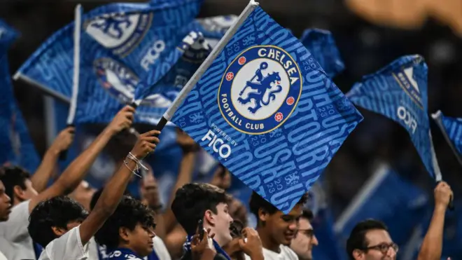 مشجعون يحملون علم نادي تشيلسي
