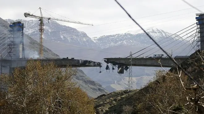 ۳ آوریل ۲۰۲۶، کرج: بخش‌های بزرگی از پل بی‌۱ پس از حملهٔ هوایی منتسب به آمریکا و اسرائیل ویران شده است.