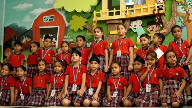 쌍둥이가 많기로 유명한 인도의 한 학교 재학생들이 단체사진을 찍고 있다