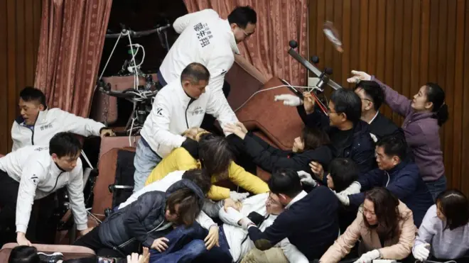 2024年12月20日，台湾立委因为修法爆发肢体冲突，当天表决修法的其中一项是《宪法诉讼法》