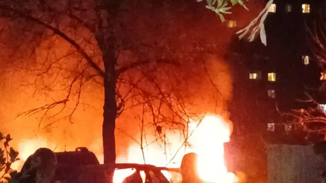 Наслідки атаки у Сумах - палає пожежа в дворі