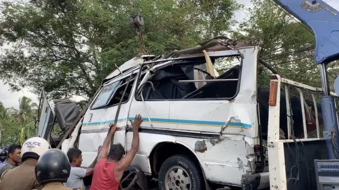 කුලියාපිටියේ රිය අනතුරකින් පාසල් ළමුන් ඇතුළු තිදෙනෙක් මියගිය අතර තවත් ළමුන් 13 දෙනෙක් තුවාල ලබා තිබේ.