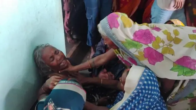 मुलांच्या मृत्यूनंतर आक्रोश करणारी महिला. 