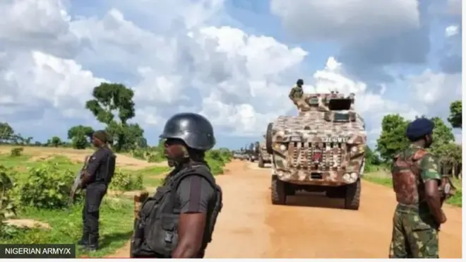 Aworan awọn ọmọ ogun Naijiria to gbe ibọn dani, pẹlu ọkọ̀ ogun