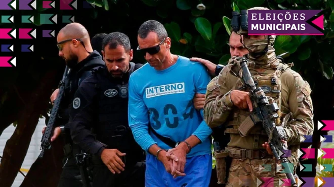 Marco Camacho, o Marcola, apontado como líder do PCC, sendo conduzido por policiais em foto de janeiro de 2020