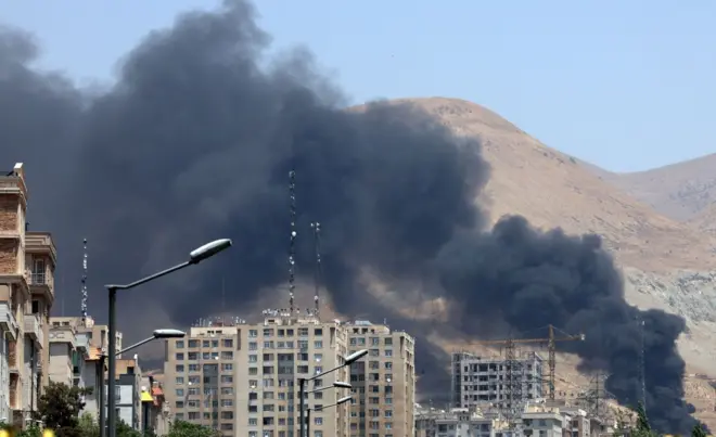 Dim iz pogođene naftne rafinerije u blizini Teherana