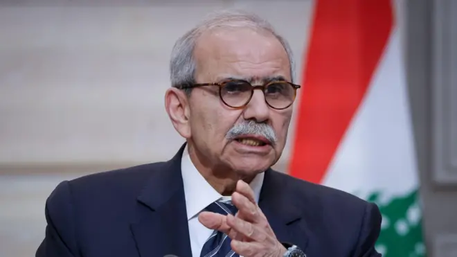 رئيس الوزراء اللبناني نواف سلام يتحدث خلال مؤتمر صحفي مشترك مع الرئيس الفرنسي عقب اجتماعهما في قصر الإليزيه الرئاسي في باريس، فرنسا، 21 أبريل 2026.