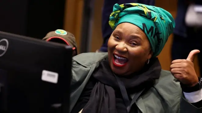 Umurwanashyaka w’ishyaka rishya rya uMkhonto we Sizwe (MK), akora ikimenyetso ku biro by’ibarura ry’amajwi bya Western Cape, muri Cape Town, muri Afurika y’Epfo, ku itariki ya 31 Gicurasi (5) mu 2024