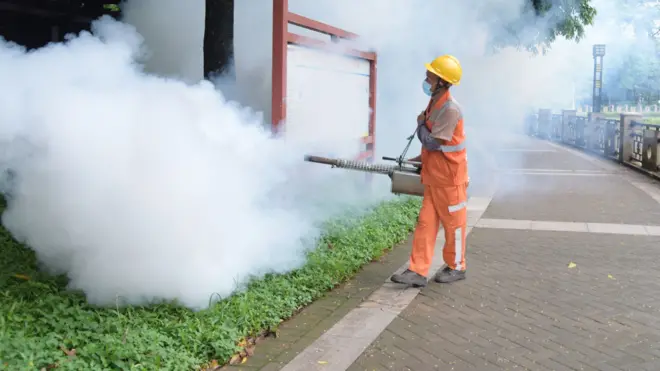 廣東東莞一名防疫工作人員在公園噴灑殺蟲噴霧（3/8/2025）