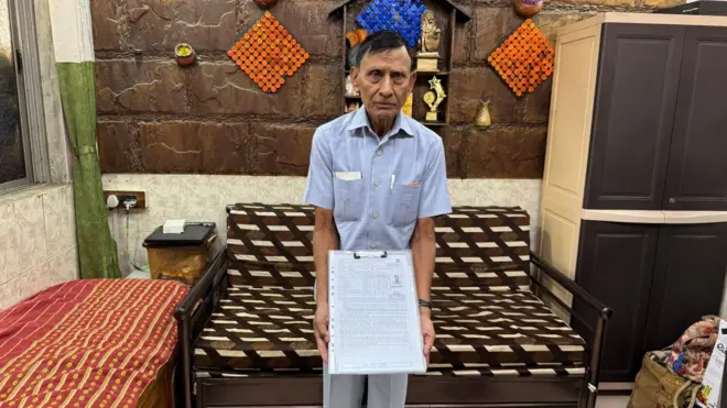 79 व्या वर्षी 12 वी उत्तीर्ण झालेले आजोबा; आता म्हणतात 'मी वकील होणारच'