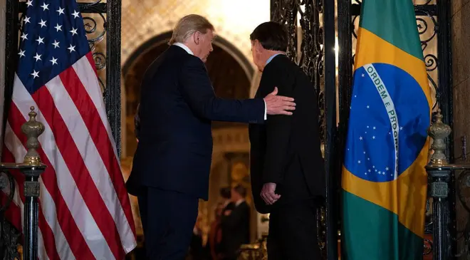 Donald Trump e Jair Bolsonaro, de costas, durante encontro entre os dois na Casa Branca em março de 2017