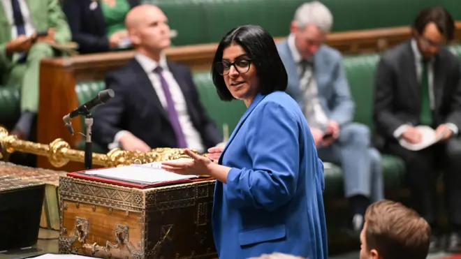 İçişleri Bakanı Shabana Mahmood, Avam Kamarası kürsüsünde konuşma yapıyor.