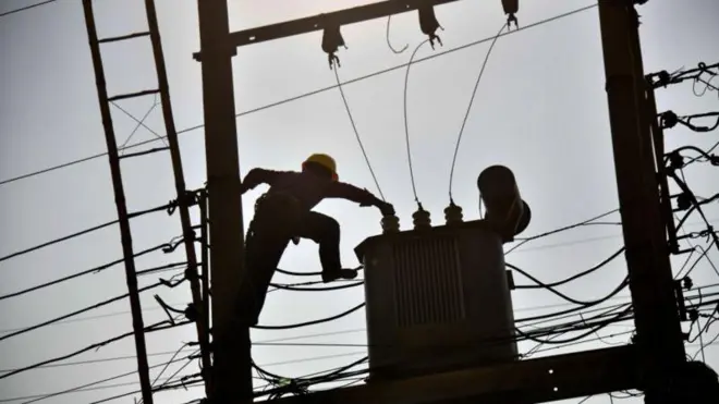 ট্রান্সফর্মার ঠিক করছেন একজন কর্মী