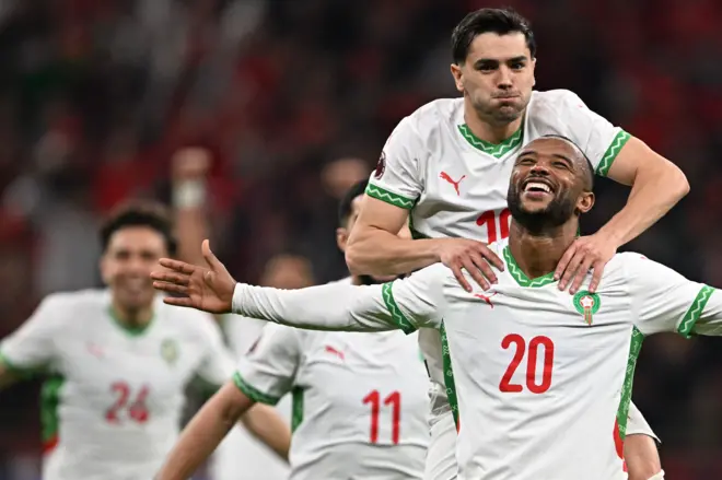 صورة للاعب المنتخب المغربي وهو يقفز على أكتاف زملائه في الفريق في الملعب مبتهجا بعد إحرازه الهدف الثاني خلال المبارة بين المغرب وزامبيا والتي انتهت بفوز المغرب 3/صفر