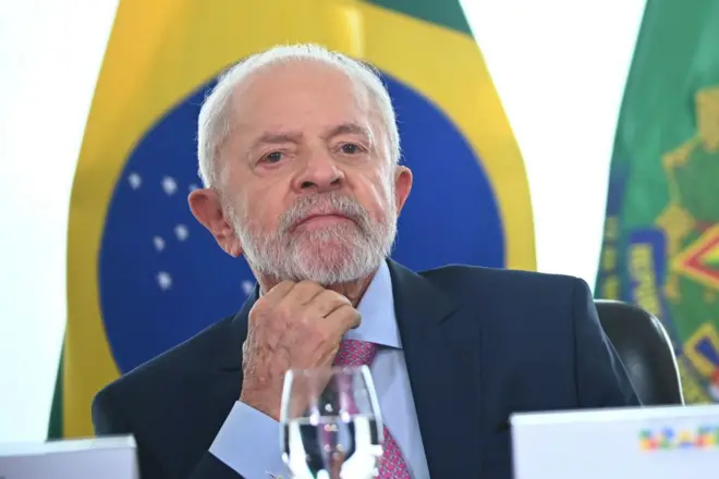 Lula com a mão no queixo