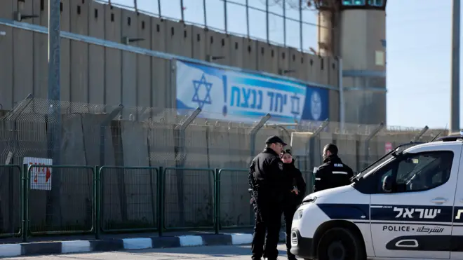 صورة تظهر الأسوار الخارجية لسجن عوفر الإسرائيلي المقام في الضفة الغربية المحتلة.