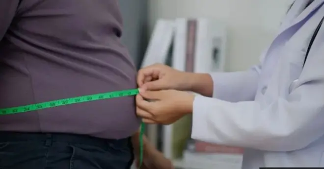 Man wey dey take measurement