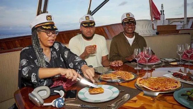 Femi Itedola atawọn ọmọ rẹ ninu ọkọ oju omi