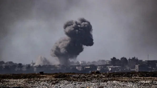 آثار غارة جوية إسرائيلية على مخيم جباليا للاجئين شمال قطاع غزة