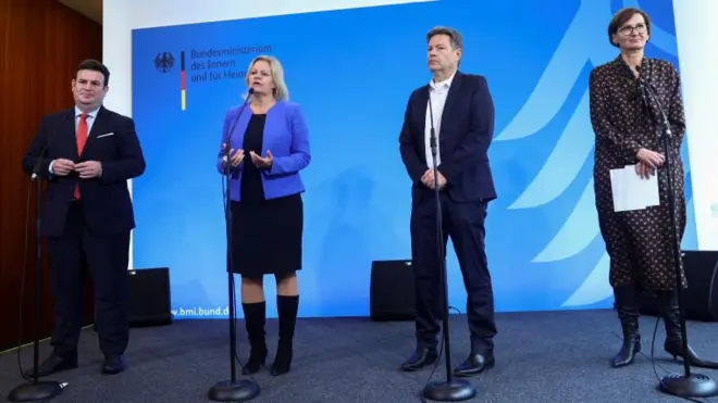 Almanya İçişleri Bakanı Nancy Faeser, Ekonomi ve İklim Bakanı Robert Habeck, Eğitim Bakanı Bettina Stark-Watzinger ve Çalışma Bakanı Hubertus Heil
