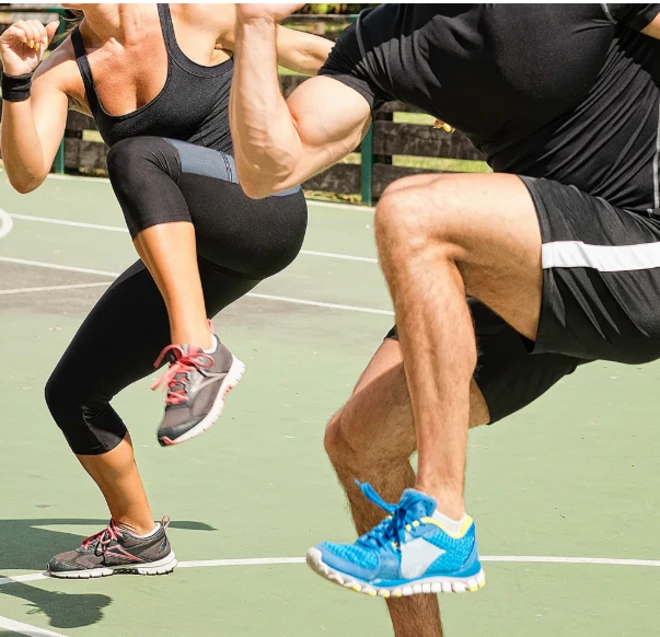 صورة تظهر ركبتي رجل وسيدة وهما يمارسان تمارين رياضية.