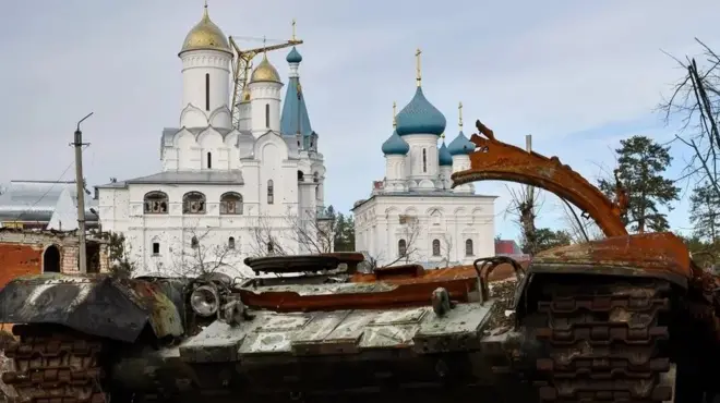 Un char russe détruit devant un temple.