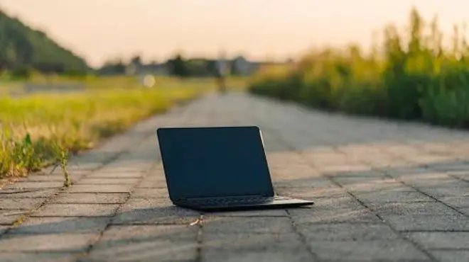 комп'ютер на дорозі