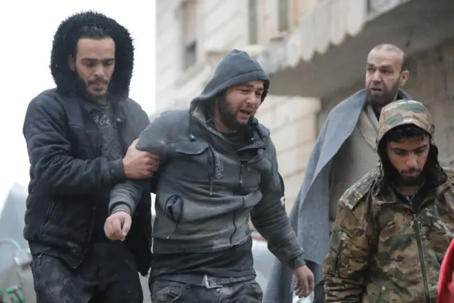 ধ্বংসস্তুপ থেকে মানুষ সরিয়ে নেয়া হচ্ছে