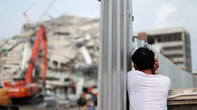 မတ်လ ၃၀ ရက် ရှာဖွေကယ်ဆယ်ရေးကို စောင့်ကြည့်နေသူတစ်ဦး 