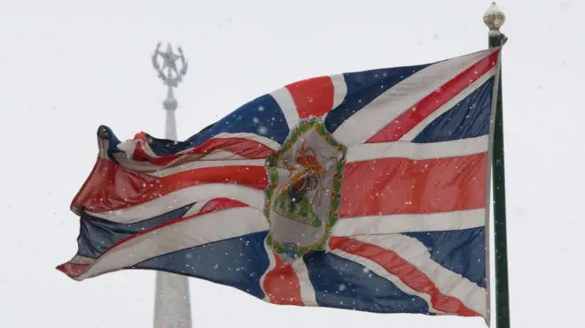 Британский флаг на посольстве Великобритании в Москве