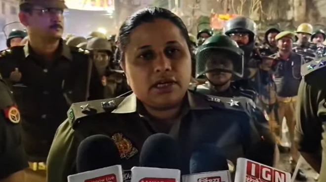 మీర్జాపూర్ జిల్లా ఎస్పీ అపర్ణ రజత్ కౌశిక్, సోషల్ మీడియాలో అభ్యంతరకర కామెంట్లు