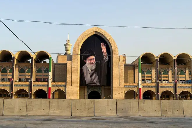صورة عملاقة لعلي خامنئي يرفع يده معلقة على جدار مدخل المصلى الكبير في طهران