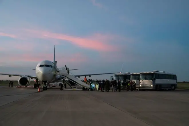 Des migrants embarquent à bord d'un avion lors du premier vol d'expulsion de Vénézuéliens sans papiers des États-Unis vers le Venezuela, à Harlingen, au Texas, le 18 octobre 2023. 