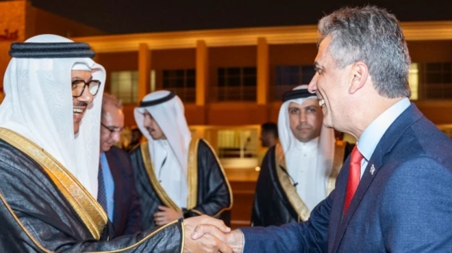 إيلي كوهين لدى استقباله في البحرين